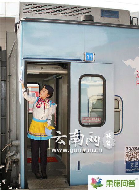 列車外表的麗江民族風情畫面。云南網實習記者