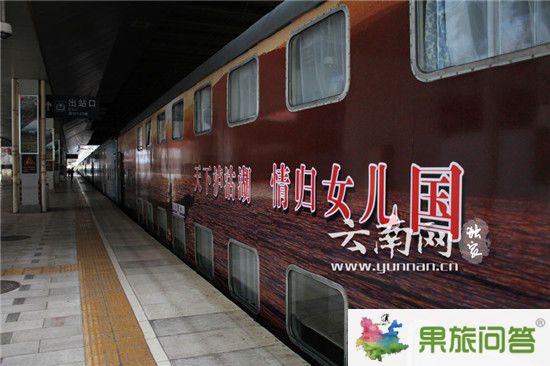 餐車工作人員在準備美味餐品。云南網實習記者