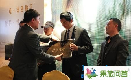 隨后，中國(guó)著名口書書法家、2008年奧運(yùn)火炬手和志剛揮毫灑墨，寫下了“金茂慧語(yǔ)”四個(gè)蒼勁有力的大字。他的表演感染了在座的每一個(gè)人，再一次將開盤盛典推向高潮，現(xiàn)場(chǎng)異常熱烈火爆。